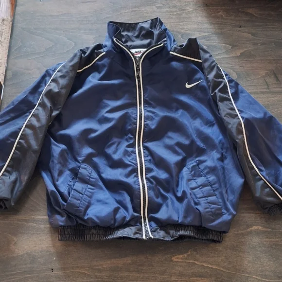 BUNDLE BOYS SIZE 5 NIKE SHIRTS AND COATS - Picture 3 of 5